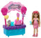 Barbie Lolli-Stand Spielset mit Chelsea-Puppe und Zubehörteilen, 10-teiliges Spielzeugset zum Film and Stacie to The Rescue“, HRM07
