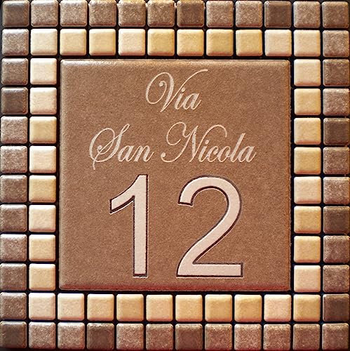 GUIZZO Creart - Personalisierte Hausnummer aus Keramik für den Außenbereich, Personalisiertes Straßen Namensschild mit Mosaikrahmen, Personalisiertes Haustürschild Made in Italy 14x14H cm Braun/Beige