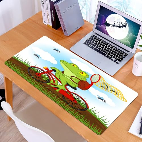 KDWJS Tapis de Souris XXL Speed Gaming - 90x40 cm - Base en Caoutchouc antidérapant Extended - Améliore la précision et la Vitesse - Grenouille drôle sur Un vélo en Train de chasser en battant des AI