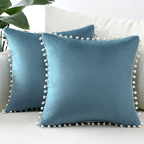 Sungeek 2er Set Samt Kissenbezüge, Weich Kissenbezug mit Pompons Dekorativ Zierkissenbezüge Dekokissen Sofakissen Couchkissen Deko Kissenhülle für Sofa Schlafzimmer Wohnzimmer (40x40 cm, Hellblau)