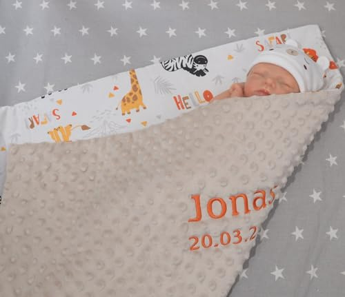 BotoBaby ★ Zweilagige Babydecke mit Namen und Datum Bestickt ★ Minky ★ Baumwolle ★ Füllung ★ (Beige - Safari, 75 x 100 cm)