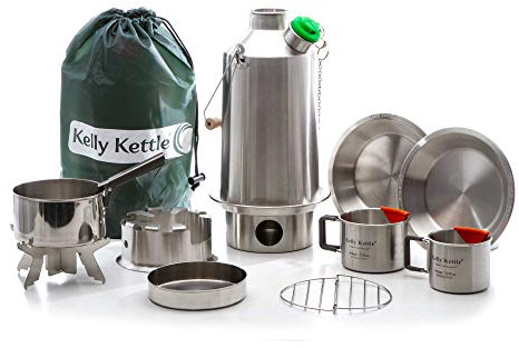 Kelly Kettle Base Camp Camping-Koch-Ausrüstung mit 1,6 l Edelstahl-Wasserkessel 'Base Camp', Kochgut-Set, Campingkocher 'Hobo', 2 Camping-Tassen, 2 Tellern, Topf-Halterung und Tasche