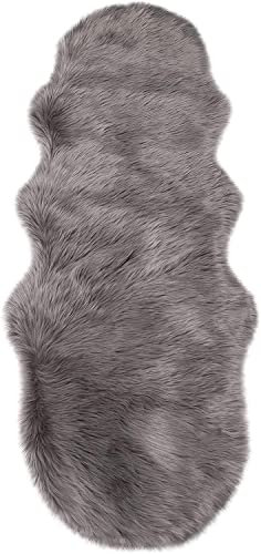 WOLTU Alfombra Piel de Cordero, Alfomra de Cordero Artificial, Alfombra de Piel Imitación, Alfombra Decorativa para Cama o Sofá en Salón y Dormitorio, 60 x 180 cm Gris Claro