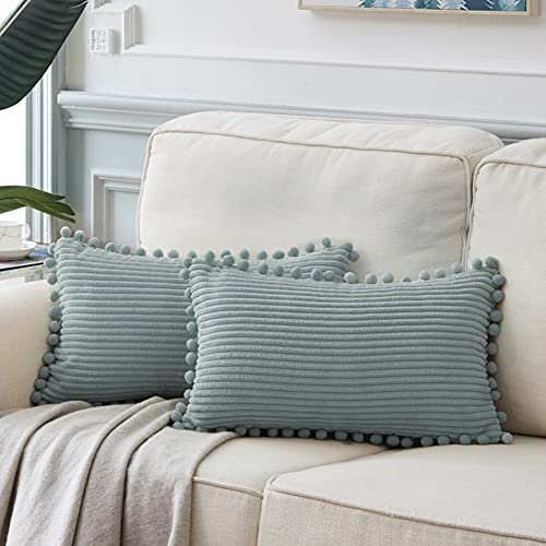Fancy Homi Funda Decorativa Rectangular para Cojines lumbares de 30 x 60 cm con Pompones, para sofá, Cama, Coche, salón, Estilo Rural, Suave Funda Lisa de Pana, Paquete de 2, Gris y Azul