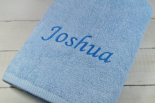 MitNamen Duschtuch personalisiert Frottier hellblau Babyblau Bestickt 70x140 Badehandtuch Baumwolle Namenshandtuch weich Geschenk Hochzeit Geburtstag Weihnachten (70 x 140 cm, Hellblau) (140225)