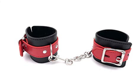 BONDAGERIE® Manette ecopelle, colore nero e rosso, foro lucchetto