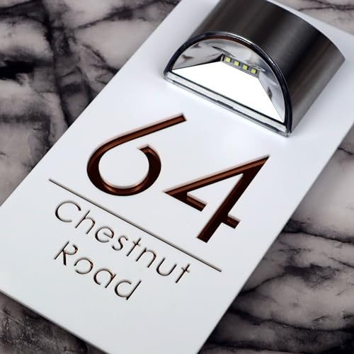 K Smart Sign | Bellissima targa LED F31 | con luce solare per numero civico da parete, con targhetta del nome per esterni (bianco opaco e specchio ramato)