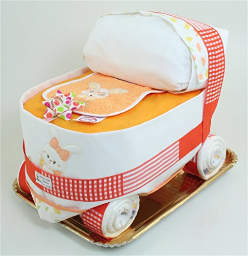 Torta di Pannolini a forma di Carrozzina color Arancio con 48 pannolini 3/6 kg, parure lenzuolini da carrozzina, bavaglia e prodotti di cosmesi di qualità. Made in Italy