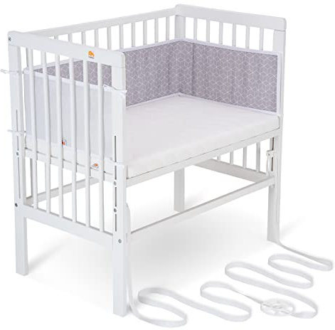 FabiMax Baby Beistellbett für Boxspringbetten, stufenlos höhenverstellbar, Buchenholz massiv weiß lackiert (mit Matratze Comfort, graue Würfel)