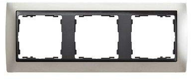 CABLEPELADO Marco compacto para 3 elementos Simon 82 | Marco de 3 elementos y bastidores | ‎82834-33 | Apto para superficie y empotrar | Dimensiones: 229x89 mm | Color Aluminio mate
