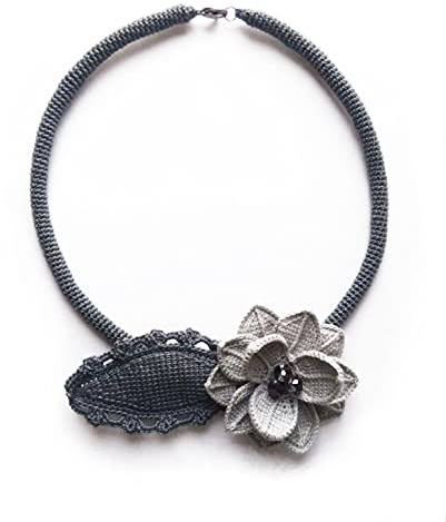 collana girocollo con un fiore grande, collana all'uncinetto