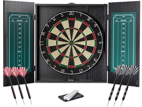 Amazon Basics Dartboard Schrank-Set mit 6 Stahlspitzen-Darts – Selbstheilende Sisalfasern, Integrierte Anzeigetafel, Komplettes Befestigungsset, 55,2cm x 50,2cm, Schwarz