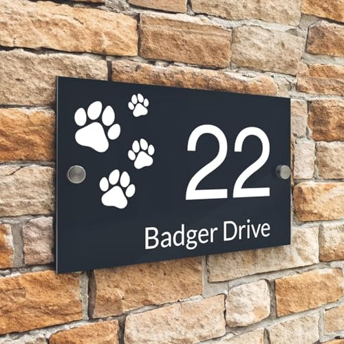 Gufacai Letrero acrílico personalizado con número de casa, arte moderno de pared con huella de perro, placa de dirección personalizada para exteriores, negro con respaldo dorado, 38 x 25 cm