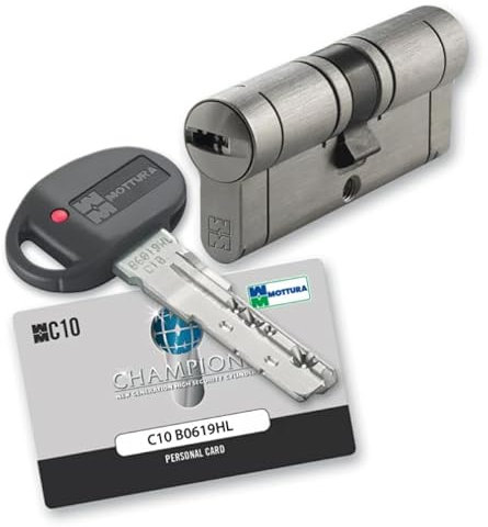 CILINDRO MOTTURA NIKEL SATINATO CHIAVE-CHIAVE Con 3 chiavi, 1 tessera di proprietà, 1 vite di fissaggio.Resistenza al picking e al bumping certificata CHAMPIONS® C10 (B=31 mm. C=31 mm. A=62 mm.)