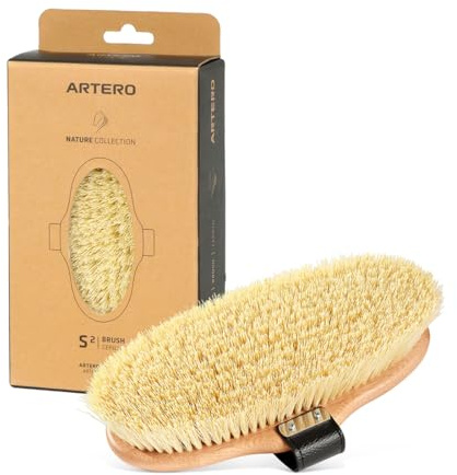 Artero Saturno S2. Cepillo para caballos con cerdas duras de 3cm de longitud. Elimina la suciedad del manto de tu caballo en profundidad. Cepillo imprescindible para el aseo diario de tu equino.