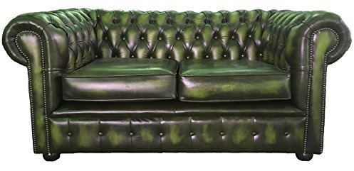 Divano Chesterfield a 2 posti, in vera pelle verde antico, realizzato a mano nel Regno Unito, braccioli profondi con bottoni, piedi in legno di mogano, stile vintage britannico classico