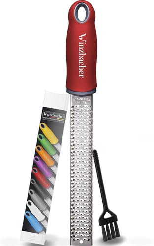 Winzbacher – Grattugia Zesteur Multifunzione | Per Parmigiano, Limone, Noce Moscata, Zenzero, Cioccolato, Aglio | Lama in Acciaio Inox Ultra Affilata | Lavabile in Lavastoviglie | Con Spazzola