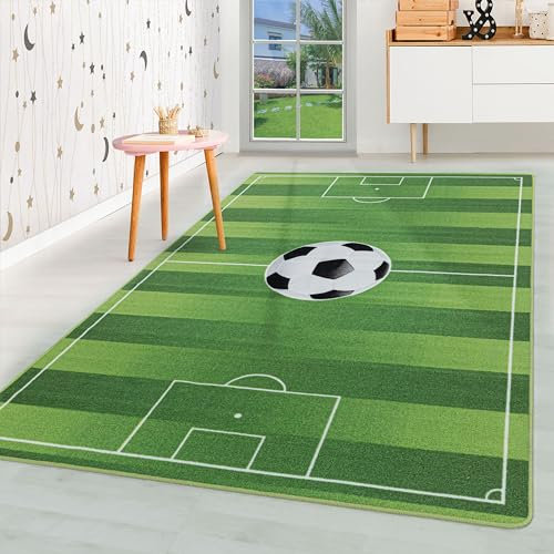 HomebyHome Kurzflor Kinderteppich für Jungen und Mädchen 120 x 170 cm Grün Fussball Design - Waschbarer Teppich Extra Weich und Antiallergen - Teppich für Kinderzimmer, Babyzimmer und Spielzimmer
