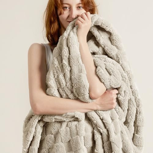 BEDSURE Kuscheldecke Flauschig - Fleecedecke & Wolldecke, Sofadecke, Schachbrettmuster Tagesdecke, Weiche Warme Karierte Decken für Zimmer Deko, Wohn- & Kuscheldecken, Hellbraun, 150 x 200 cm