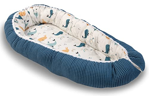 ULLENBOOM Riduttore Lettino Neonato Balene Blu - Riduttore Culla 55x95 cm - 100% OEKO-TEX e Made in EU, Adatto come Baby Cocoon e Lettino da viaggio