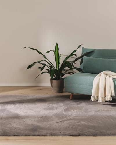 benuta Basic Kunstfaser Fellteppich Furry - Grau 140x200 cm - Weicher Wohnzimmerteppich - Anti-Rutsch-Rückseite - Waschbar - Für Fußbodenheizung geeignet
