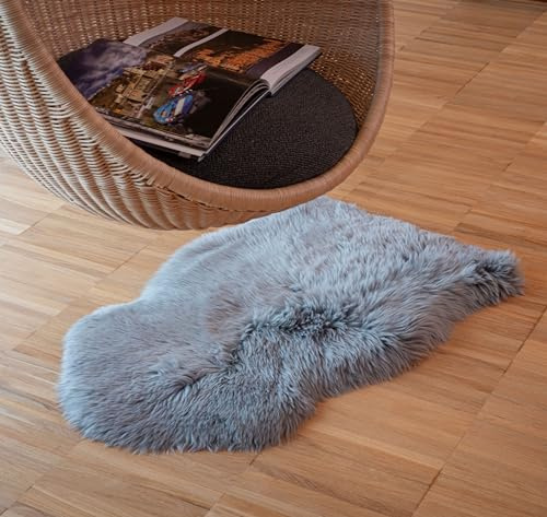 IPEA Tappeto di Vera Pelle di Pecora colore Grigio - Made in Italy - 100/110 cm - Scendiletto in Pelle Naturale - Pelliccia Morbida e Folta per Camera da Letto, Salotto, Arredamento