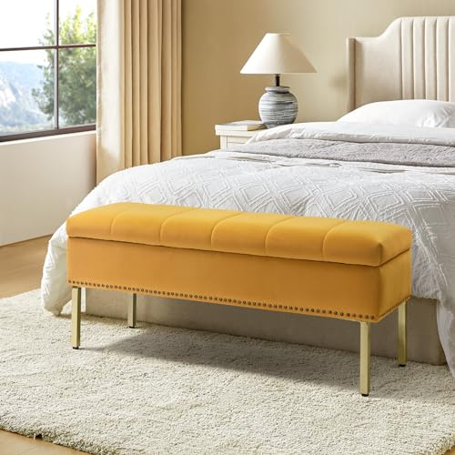 HULALA HOME Banc Moderne en Velours avec Espace de Rangement Banc Coffre élégant pour l'entrée de la Chambre à Coucher du Salon Revêtement avec Base Dorée et Garniture Cloutée, Jaune
