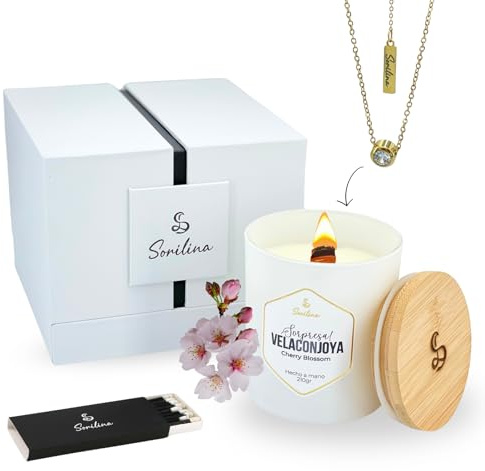 SORILINA Vela Aromática con Joya, Cerillas y Caja Regalo - Collar Acero Inoxidable Dorado - Vela Grande con Mecha de Madera - Aroma Flor de cerezo - Regalo Mujer San Valentín (Dorado)