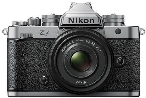 Nikon Zf SL + Z 40mm f/2 SE + SDXC 128GB, Fotocamera Mirrorless, Full Frame, 24,5 MP, Monitor Angolazione Variabile, Silver [Nital Card 4 anni]
