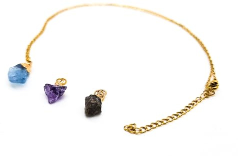 AB India Crafts stjärntecken presentset 3 ädelsten hängen med kedja 18 K förgyllda i Om smyckespåse | skydd energi lycka, Ädelsten, Akvamarin Ametist Labradorit