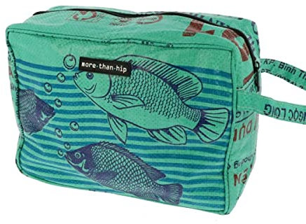 MoreThanHip - Kulturtasche 5,6 L – Kulturbeutel aus recycelten Tierfuttersäcken – Robust, Wasserfest, Praktisch, Einzigartig – Perfekt für Reisen und Geschenk - Yindee - Fisch grün-27 x 19 x 11 cm