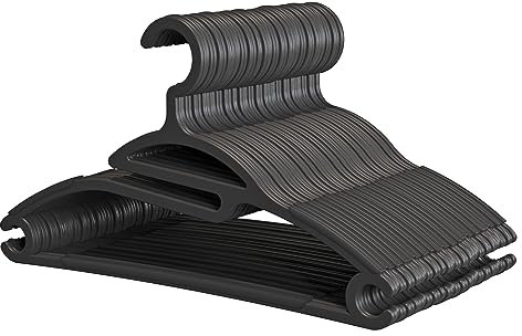 PORTENTUM Kleiderbügel aus Recyceltem Kunststoff, 50 Stück, Schwarz. Für Leichte Kleidung, Nicht zu Verformen Speziell Entworfen für Kragen von T-Shirts, Blusen, Hemden, & Pullovern, Gummi rutschfest