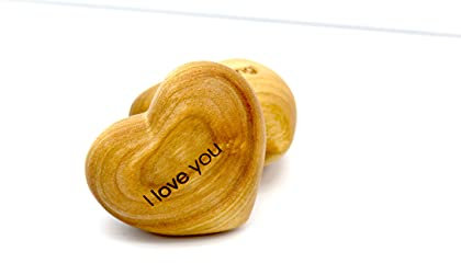 Thankgoods Handschmeichler Holzherz mit Gravur I Love You – Perfekte Geschenkidee, Einzelstück 6,5 x 5,5 cm