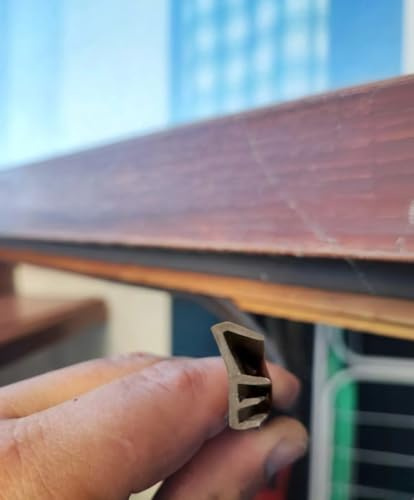 Guarnizione per Battuta Anta per Finestre e Porte | Scanalatura 5 mm | In TPE | Isolamento Termico - Acustico - Impermeabile e Antivento | Colore Marrone | G100M (10 Metri)