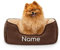 lionto Hundebett 2-in-1 mit komfortablem Einstieg, kuscheliges Heimtierbett zum Wenden für Hunde und Katzen, 60x50 cm, Hundekissen in pflegeleichter Wildlederoptik, braun/beige (Namensaufdruck)