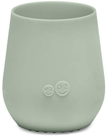 ezpz Tiny Cup für Babys Salbei – Trinklernbecher für selbstständiges Trinken, ergonomisch & rutschfest, 60 ml, ab 4 Monaten – spülmaschinengeeignet