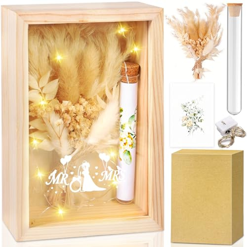KDISHKRA Caja Regalo Boda de Madera, Regalos de Boda para Novios, Aniversario de la Boda, Regalos de San Valentín, incluye flores secas, Tarjetas de Felicitación, Probeta, Guirnaldas Luminosas