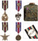 AHANDMAKER 4 Stück Kostüm Militärabzeichen Medaille, 4 Style Military Hero Combat Medals Brosche Navy Military Badge Patriot Brosche Pin Stripe Für Damen Herren Soldat Mantel Jacke Uniform Party