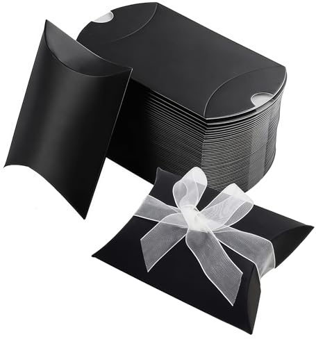 50 cajas de almohada de papel negro con cintas, caja de regalo para caramelos, galletas, joyas, recuerdos de fiesta, 9 x 6,5 x 2,4 cm (tamaño plegado)