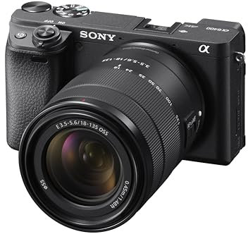 Sony Alpha 6400 APS-C Spiegellose Kamera mit 18-135mm Objektiv (Schneller 0,02s Autofokus mit Augenerkennung für Mensch und Tier, 4K-Filmaufnahmen und neigbares Display für Vlogging)