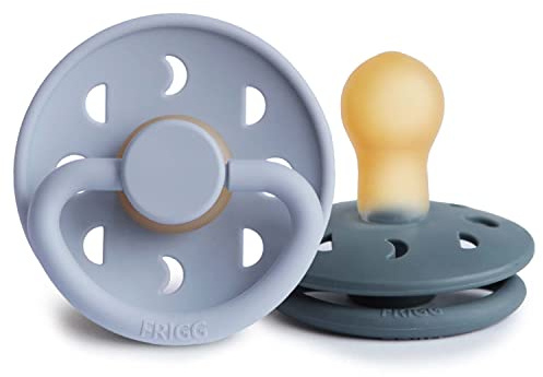 FRIGG Moon Phase Schnuller 2 Packung | Latex Schnuller | BPA-Frei | Hergestellt in Dänemark | Symmetrischer Sauger in Kirschform (Powder Blue/Slate, Größe 1 (0-6 Monate))