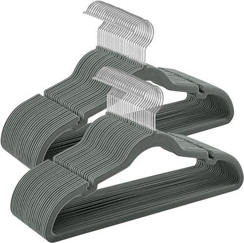 SONGMICS Kleiderbügel Samt, 50er Set, Bügel, rutschfest, mit Einkerbungen im Schulterbereich, Steg für Hosen, um 360° drehbarer Haken, platzsparend, 0,6 cm dick, 43 cm breit, grau CRF029G05