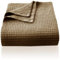 CHUFFED 100% Baumwolle Decke 220 x 240 cm, Weiche und Atmungsaktive Tagesdecke, Waffelmuster Leichte Decke als Sofadecke Couchdecke, Weich Kuschelige Wohndecke Wohnzimmer, Sofa Couch Braun