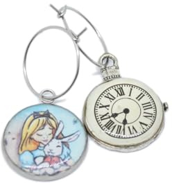 Orecchini a cerchio con disegno di Alice e del Bianconiglio e l'orologio