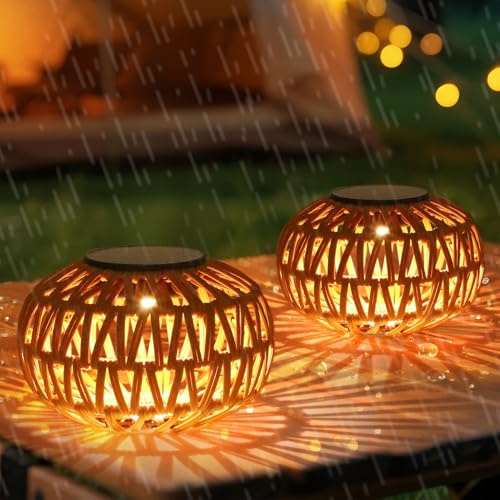 Lanternes Solaires pour Extérieur Résistantes aux Intempéries, 2 pièces Lampes solaires en rotin pour Extérieur, Lampe de table Boho pour Extérieur, Décoration de Jardin Cadeau, Lanterne Solaire LED