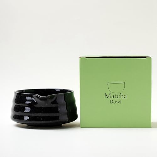 YlobdolY Tazón de cerámica para matcha con boquilla de vertido, tradicional hecho a mano de porcelana esmaltada sólida japonesa con caja de regalo para batir matcha, color negro brillante