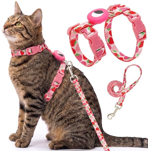 Harnais et Laisse Anti-Fugue pour Chat, pour Promenade, Voyages en Plein air, Ensemble de Harnais réglable en Nylon à Motif Strawberry Mignon avec Support Airtag pour Chats de Petite et Grande Taille