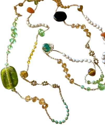 Collana artigianale Rugiada fatta a mano, lavorata all'uncinetto con filato prezioso, cristalli in vetro e pietre naturali, colori verde, bianco, oro e ambra – Gioiello elegante, pezzo unico.