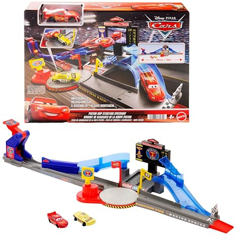 Mattel Disney Pixar Cars Spielset und Spielzeugauto, Lightning McQueen mit herausgestreckter Zunge und zerdrücktes Auto, Piston Cup Stunt-Rennstrecke Spielset, JHL42
