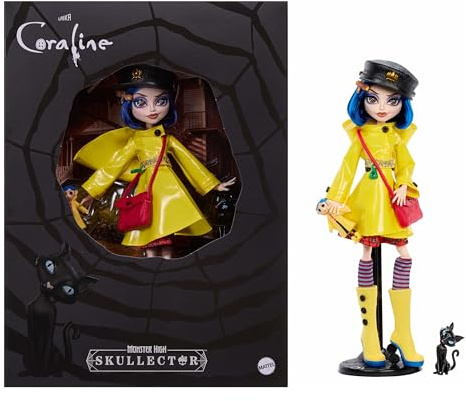 Monster High Skullector - Coraline, bambola da collezione con impermeabile giallo, vestito e accessori come bambola di pezza, gatto e piedistallo incluso, 6+ anni, JHK65